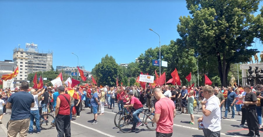 На протестите пред Собранието приведени десет лица