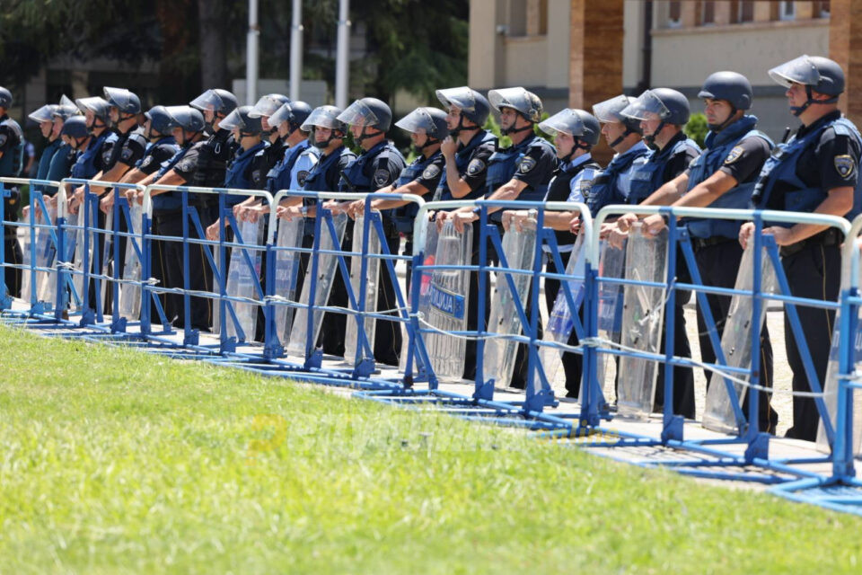 СПМ бара итно покачување на платите во полицијата