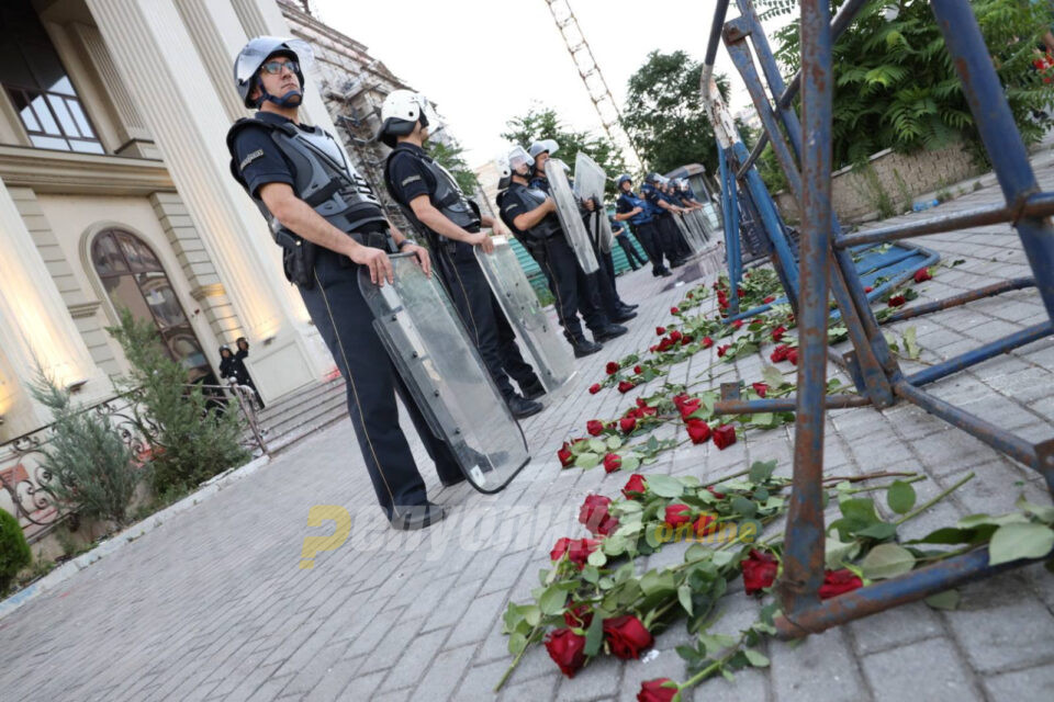 Цвеќе за полицијата