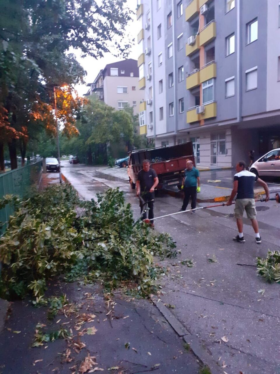 Ниту еден преставник на владата не кренал телефон да помогне во справување со невремето, градоначалниците на ВМРО-ДПМНЕ им ги чистат приодите до државните објекти