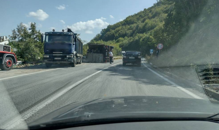 На Стража се преврте камион, сообраќајот се одвива отежнато