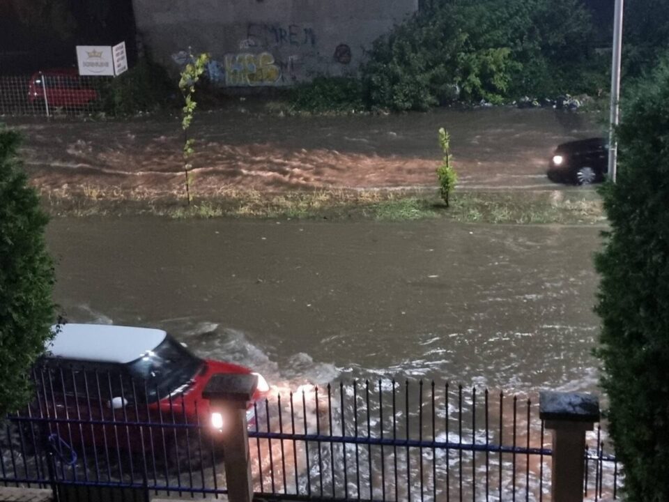 Се испумпува вода од поплавени куќи и дворови по невремето во Тетово и Мала Речица