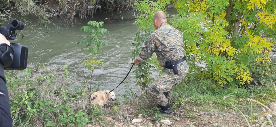 И Армијата се приклучи во потрагата по 22-годишникот кој со „голф“ излета во Вардар