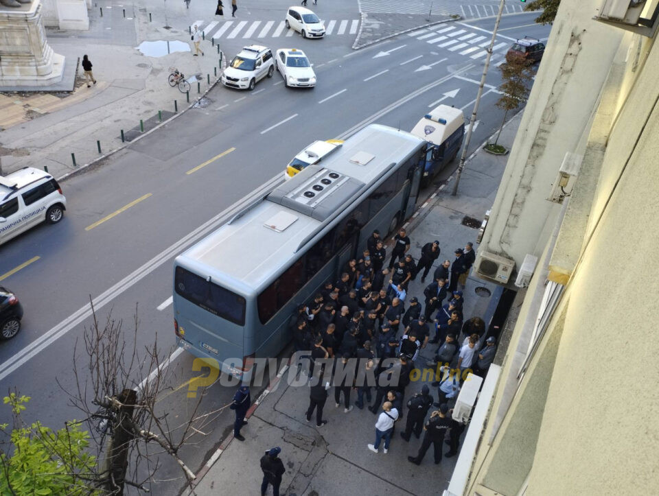 МВР потврди: Грчките навивачи не само што напаѓале случајни минувачи, туку и краделе од пиљара