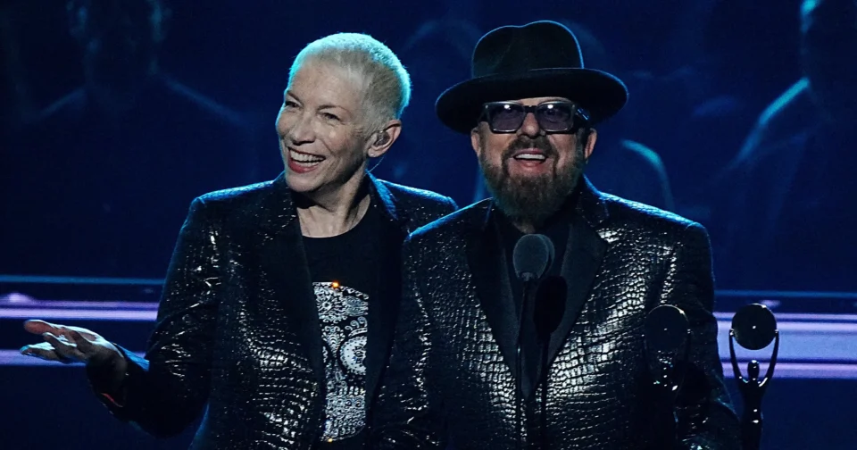 По понудата од американските промотери „Eurythmics“ треба да се обединат на светска турнеја следната година