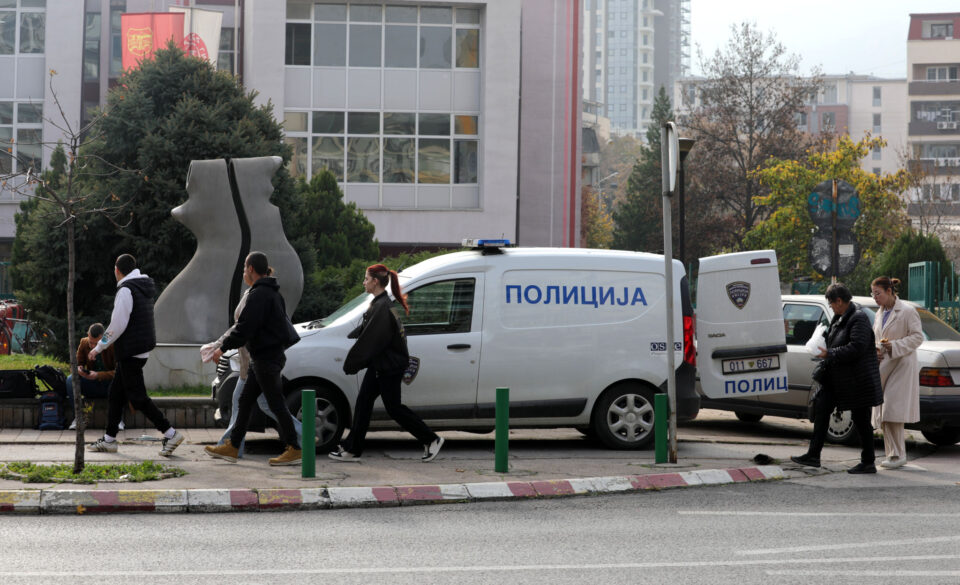 Скопјанец добил шок видео во 2 часот наутро од две девојки кои ја тепаат ќерка му