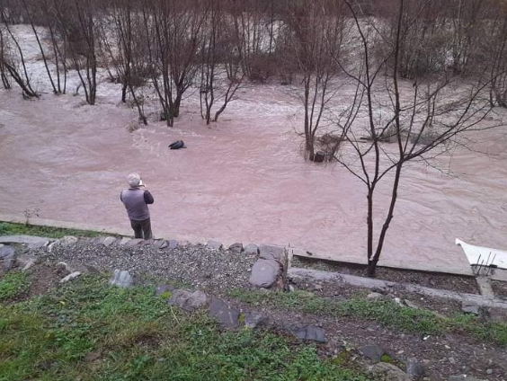 Се урна мост кој води кон неколку села во Маврово и Ростуше