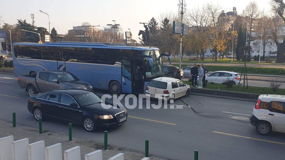 Автобус удри во автомобил кај „Мавровка“