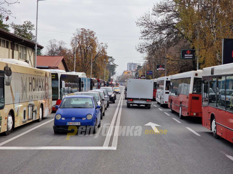 (Видео) Приватните автобуси паркирани кај Град Скопје, сообраќајот на Илинденска се одвива отежнато