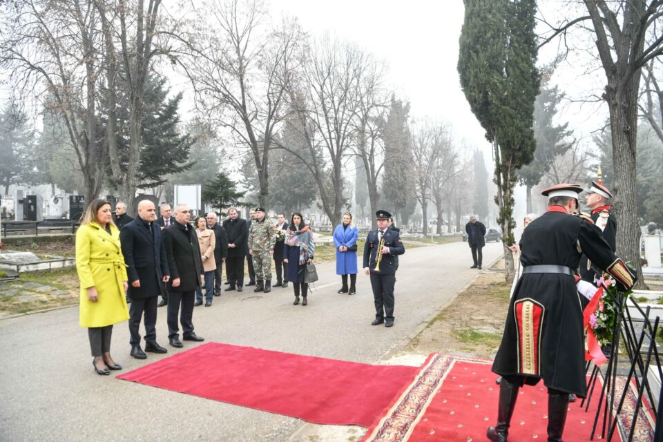 Владина делегација предводена од премиерот Ковачевски положи цвеќе на гробот на претседателот Глигоров