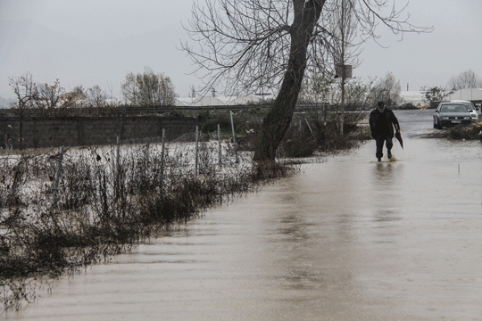 Привремено прекината наставата во 56 училишта во Албанија поради лошо време