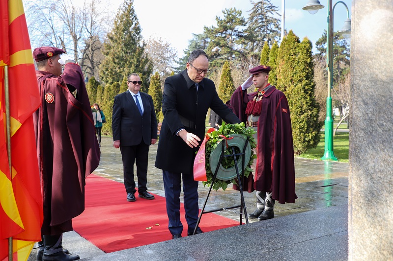 Владина делегација оддаде почит пред споменикот на Гоце Делчев