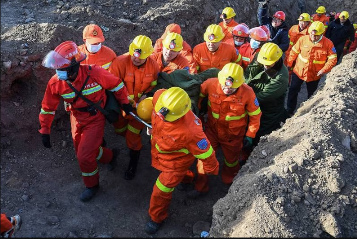 Хаварија во рудник во Кина, најмалку 57 рудари затрупани под земја