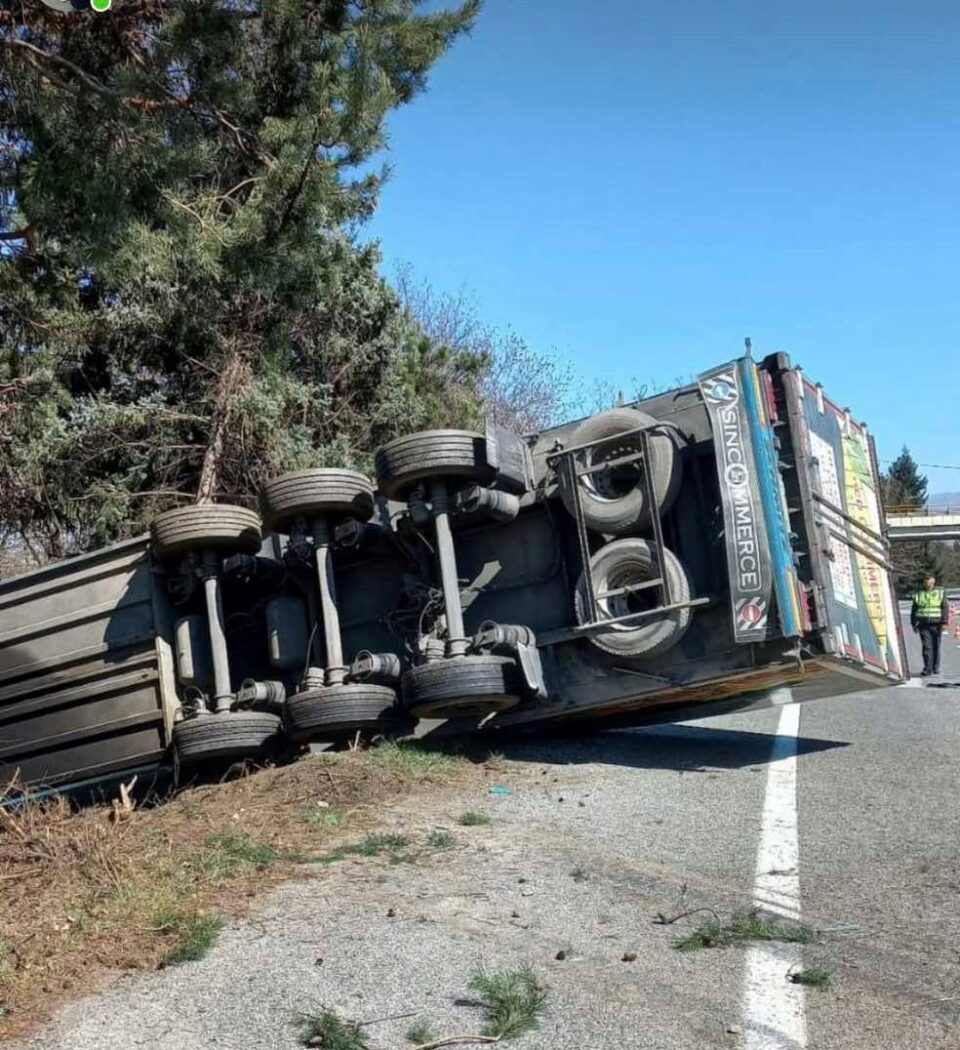 Црногорец со камиот влета во двор на полициска станица во Тетово