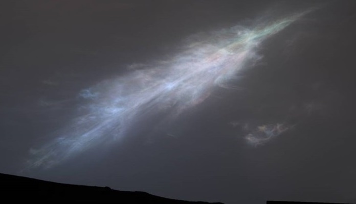 Први јасни фотографии од Марс: Роверот на НАСА снимил два необични облаци