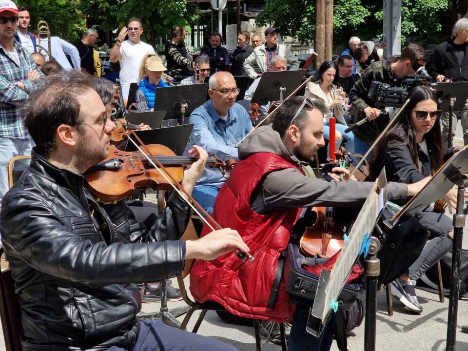 Филхармонија денеска пак излегува на протест