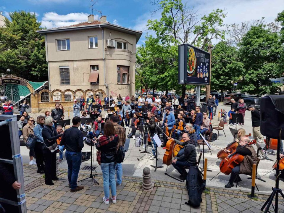 Оркестарот на Македонската Филхармонија денеска повторно излегува на протест