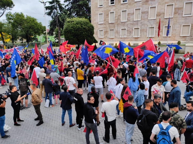 Засекогаш заедно – Протест во Тирана за ослободување на тројцата косовски полицајци и поддршка за Косово