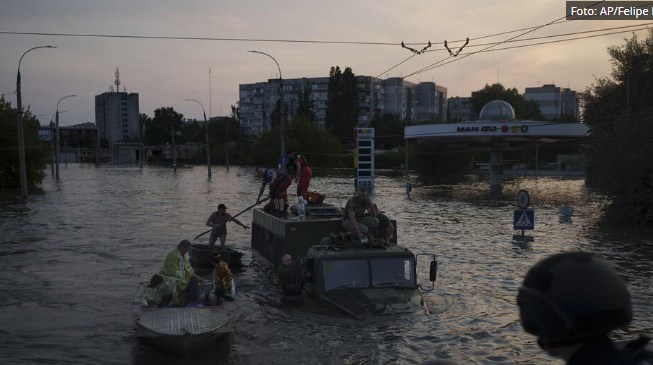 Русија ја одби помошта од ОН, бројот на жртвите од поплавите по саботажа на браната се зголемува