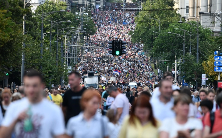 „Србија против насилството“ во Белград пред ТВ Пинк, протести и блокади и во 15 други градови