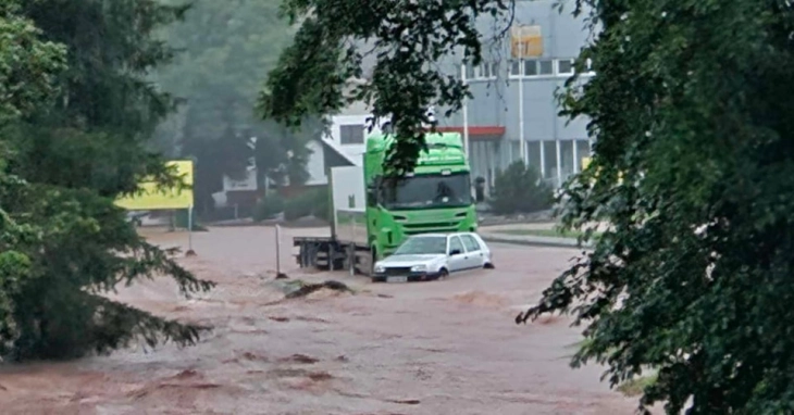 Најмалку тројца загинати во невремето во Словенија