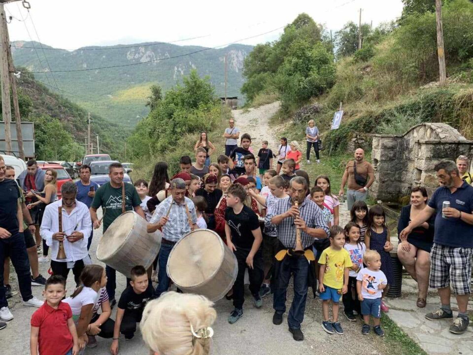 Гари ечеше од зурли и тапани – Гарци го одбележаа доаѓањето на Голема Богородица