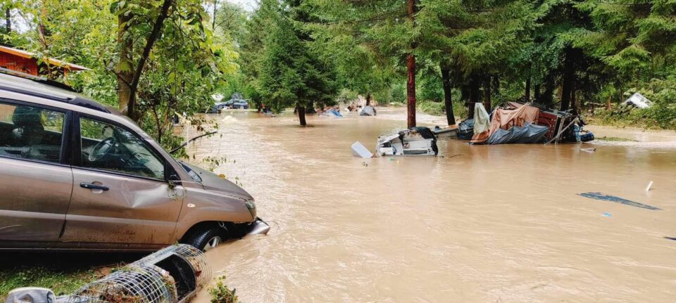 Во Словенија цел ден се очекува ново излевање на реки, некои места се уште се отсечени