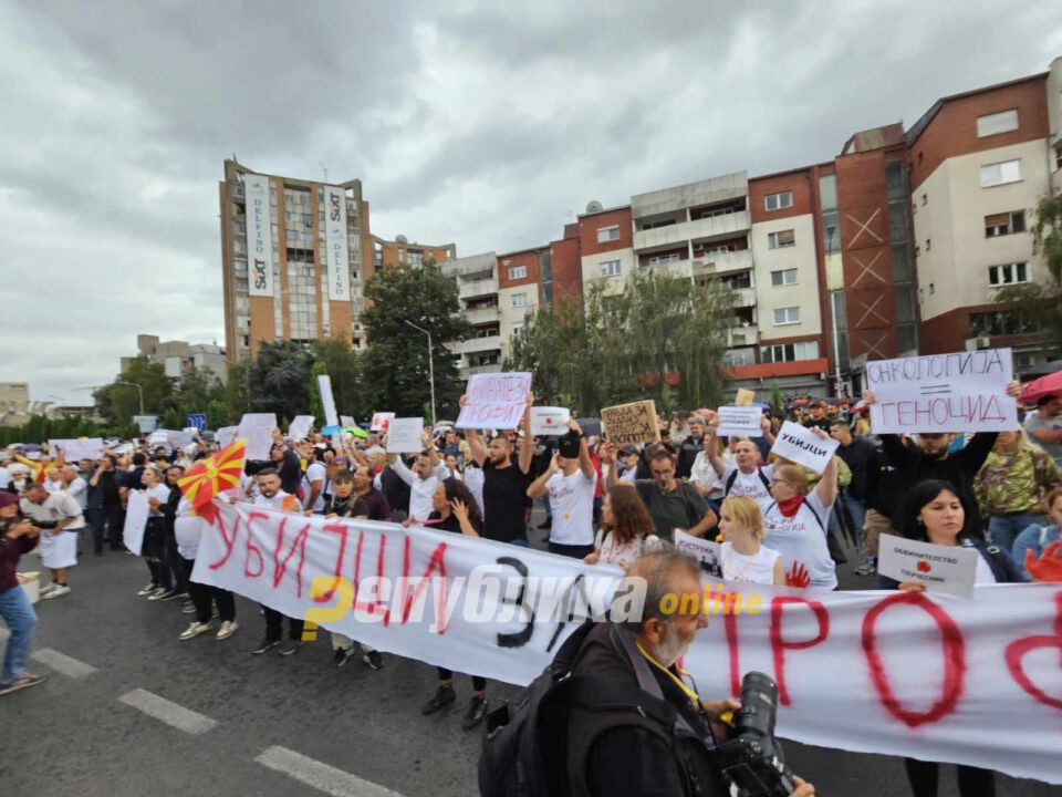 Нема да молчам додека пробуваат да ме убијат- онколошки пациент со парола на протестот пред Влада