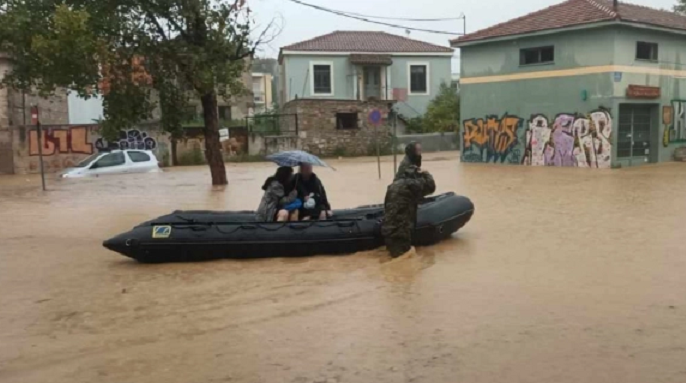 Наредена евакуација во поплавените подрачја во Грција