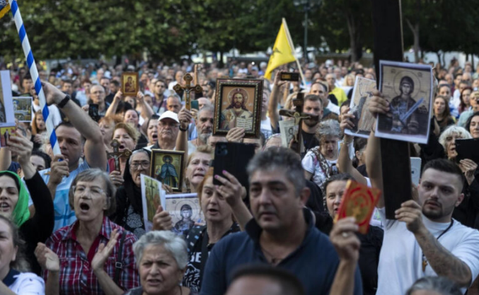 По протестот со икони и Библии, грчки министер објаснува: „Нема ништо демонско во биометриските документи“