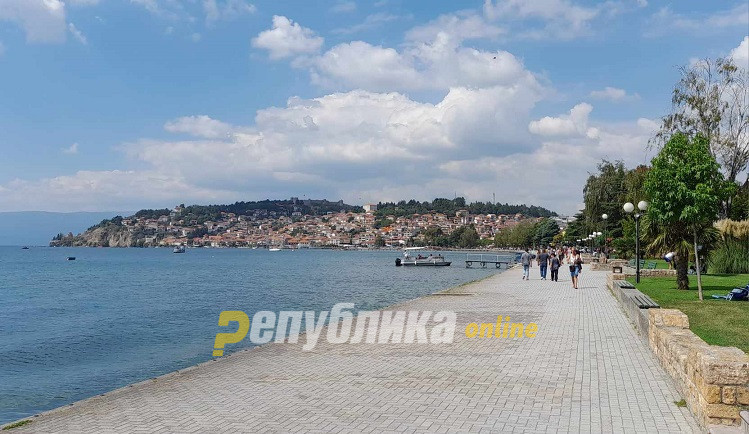 Сончево и топло, попладне со локална облачност