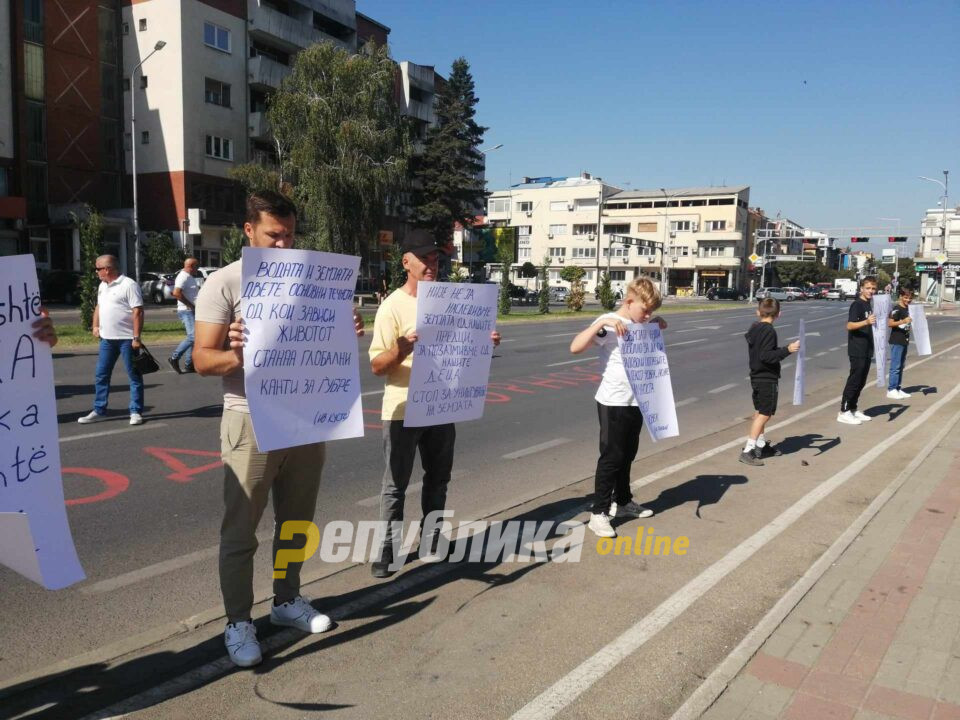 „Стоп за уништување на земјата“: Жителите на Средно Коњари пред Влада