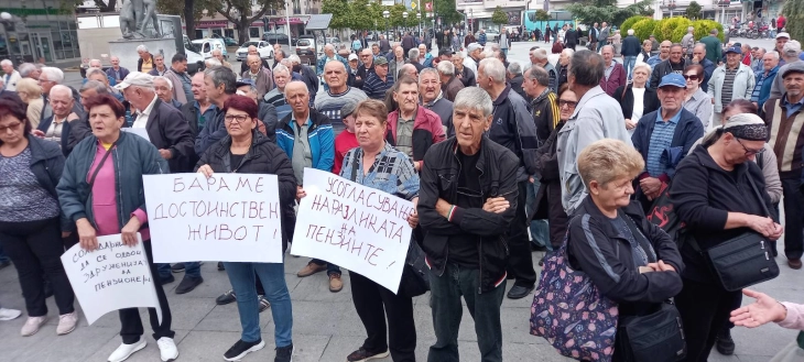 Протест на пензионери во Кавадарци, во петок блокада на излезот кон Неготино