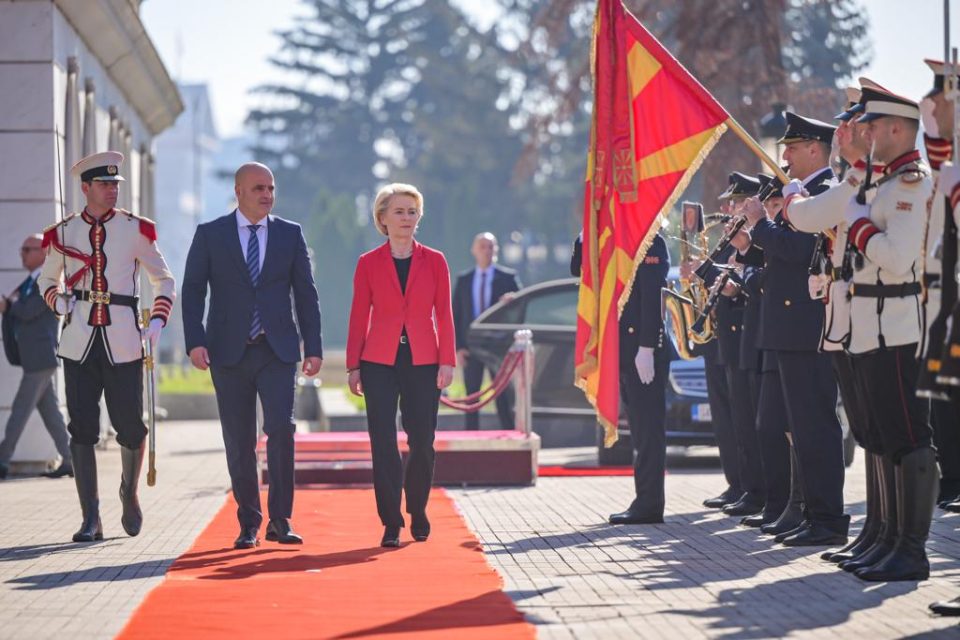 Ковачевски ја пречека претседателката на Европската Комисија Фон дер Лајен со највисоки државни и воени почести