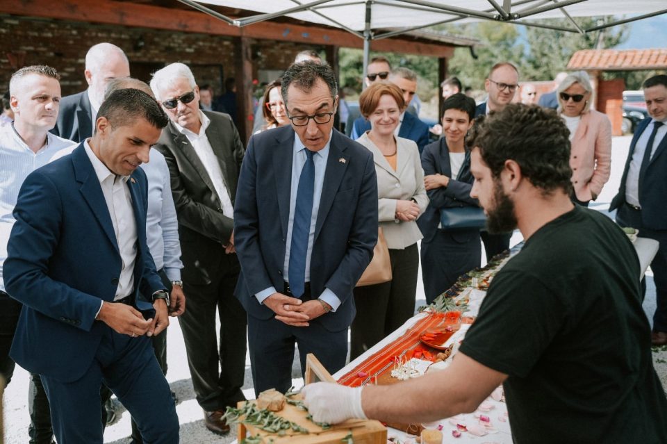 Николовски и Оздемир во посета на фарма и винарија, пречекани од мали производители, млади земјоделци и жени земјоделки