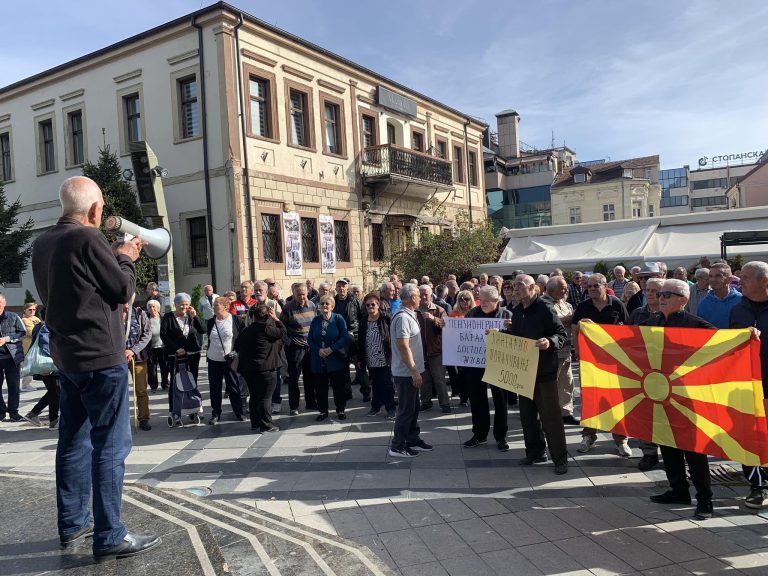 Битолските пензионери на протест пред зградата на ПИОМ побараа линеарно покачување на пензиите