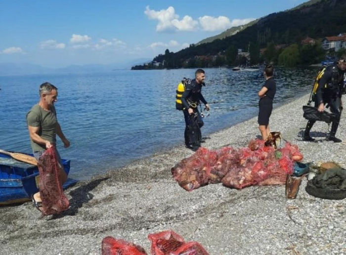 Акција за чистење на дното на Охридското Езеро, извадено поголемо количество цврст отпад