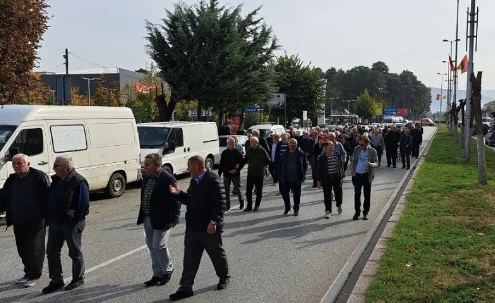 Тетовските пензионери револтирани од притисоците, денеска излегоа на протест и го блокираа сообраќајот на влезот во градот