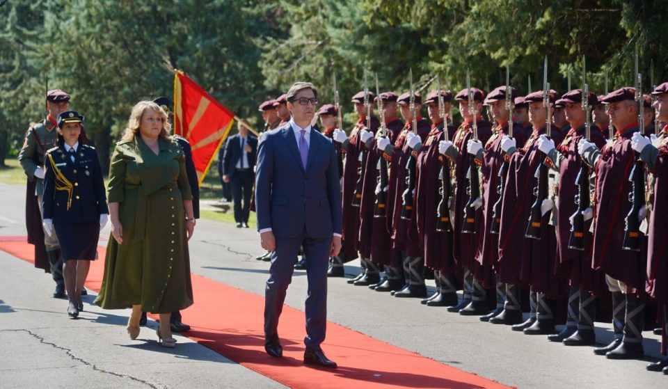 И ова се забошотува? Петровска го сокрила секс-скандалот во АРМ од врховниот командант Пендаровски