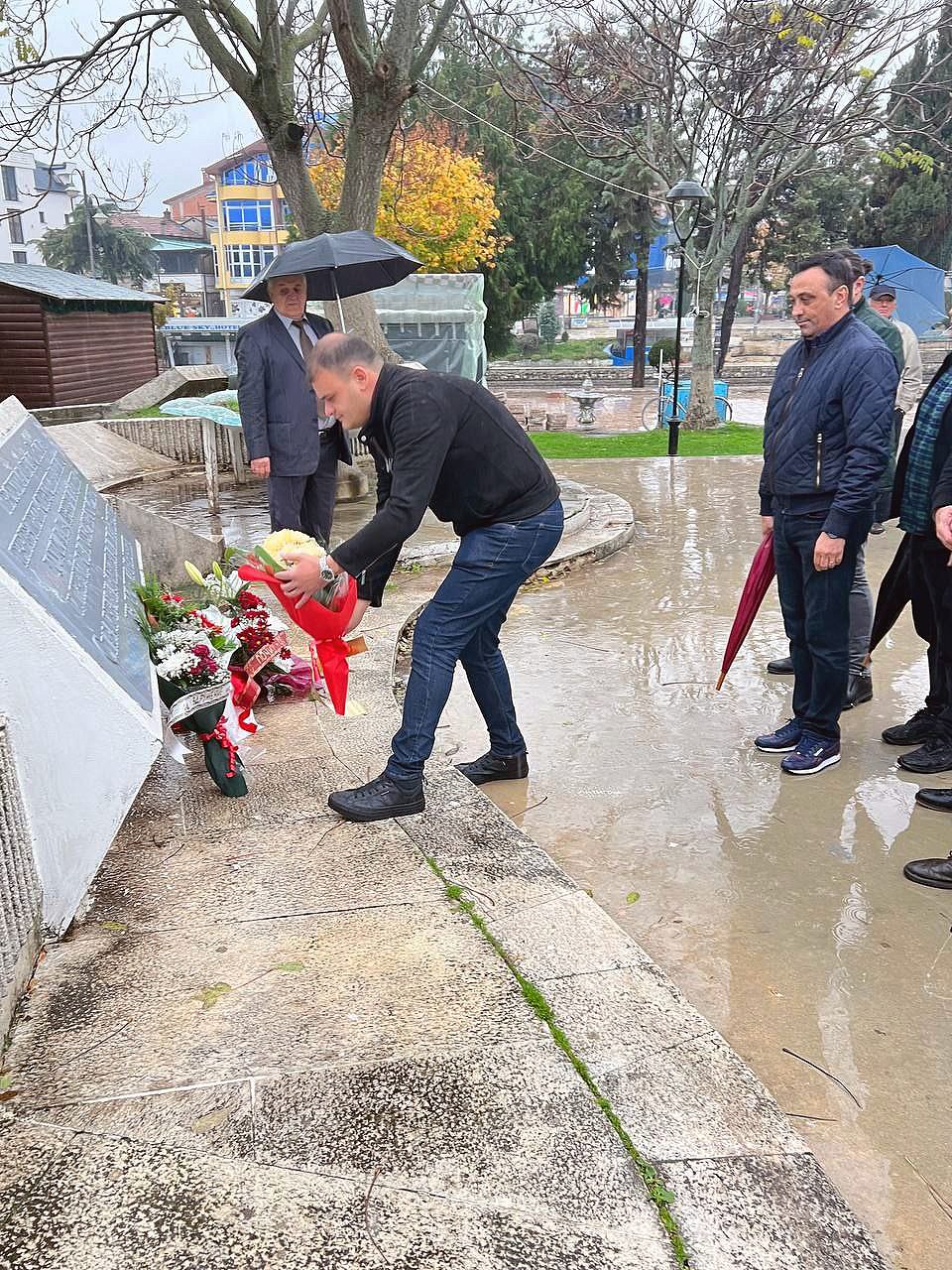 ОК ВМРО-ДПМНЕ – Струга положи свежо цвеќе и се поклони пред Споменикот на Револуцијата