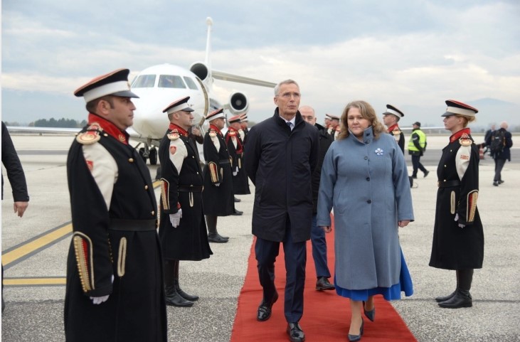 Столтенберг пристигна во Скопје, го пречека министерката Петровска