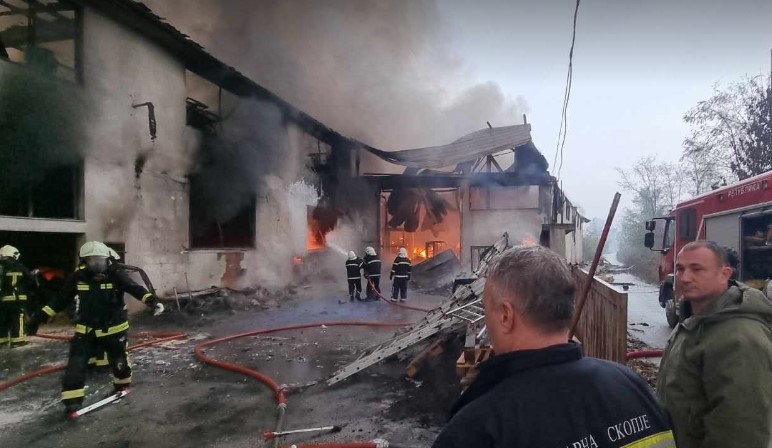 Ќе се испитува водата за пиење по пожарот во Фалиште во кој гореа 100 тони хемикалии