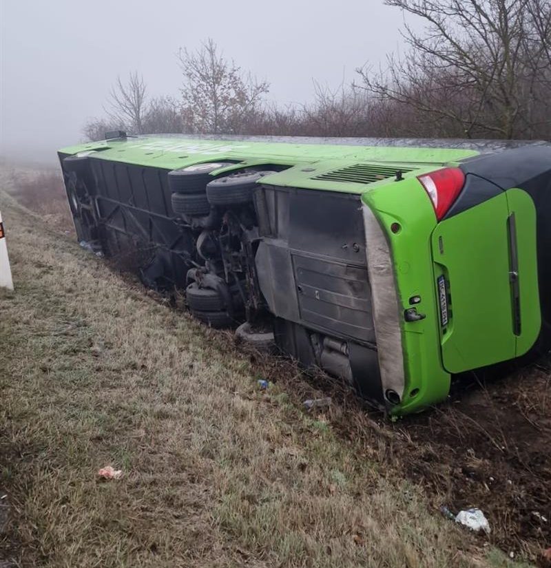 Автобус полн со деца се превртел на автопат во Германија: 27 патници се повредени