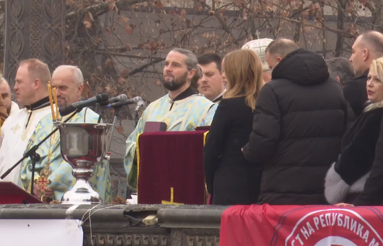 (ВО ЖИВО) Богојавление-Водици: Осветување на водите на Вардар и фрлање на Светиот крст во Скопје