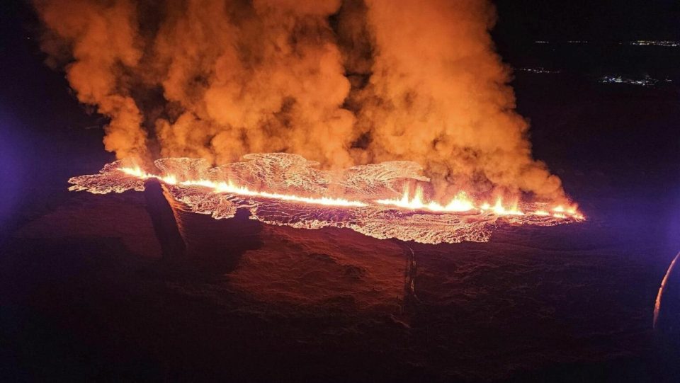 По ерупцијата на вулкан во југозападен Исланд, лава тече по улиците на градот Гриндавик