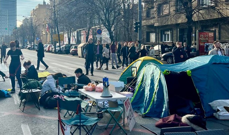 Откако се одморија на егзотични дестинации српската опозиција се враќа на протест