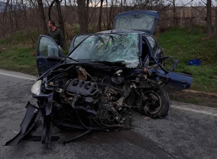 Три лица се повредени во сообраќајка кај Росоман