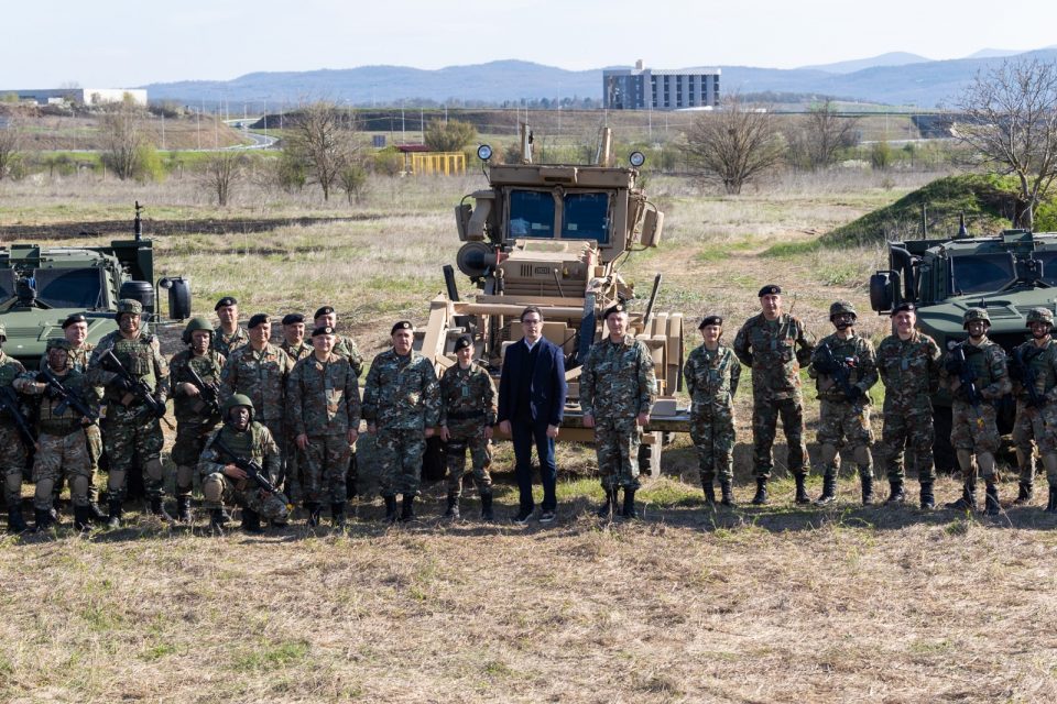 Пендаровски присуствуваше на армиска вежба во касарната „Народен херој Страшо Пинџур“ во Петровец