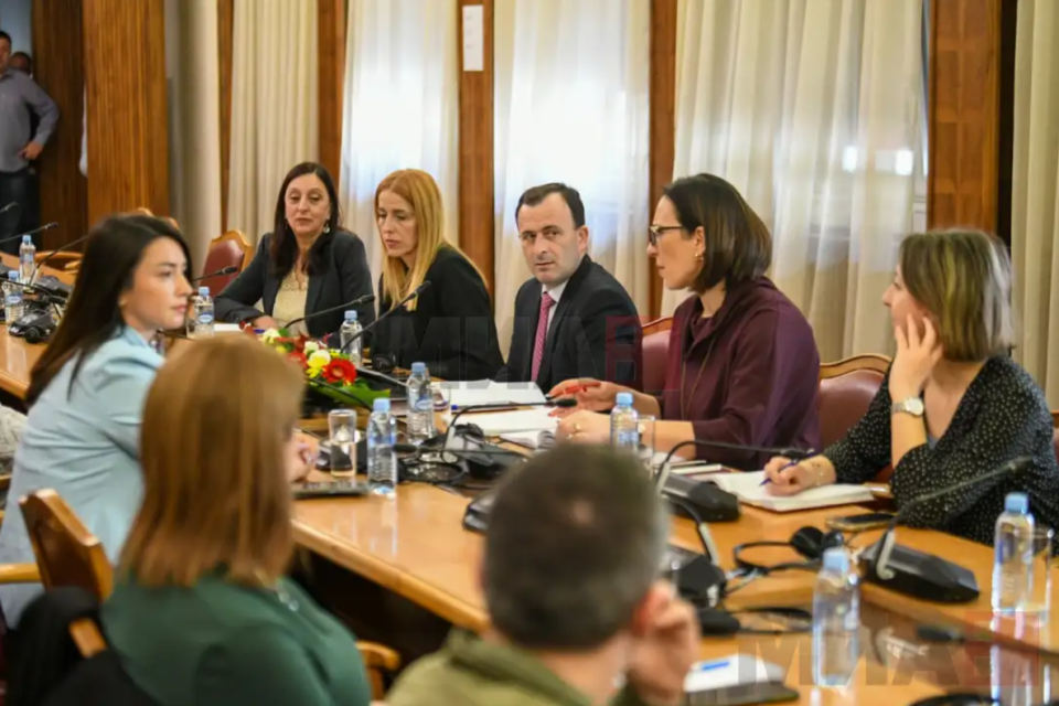 Актуелниот парламентарен состав треба да одржи седница за инаугурација на новиот претседател, нов Парламент до 28 мај