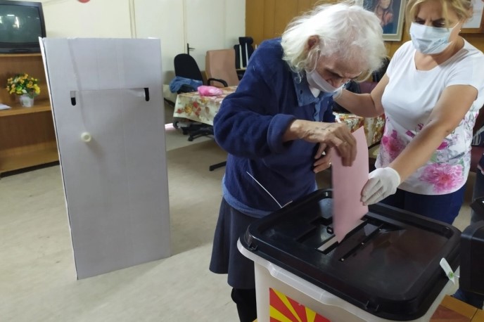 Во Македонија предизборен молк, гласаат изнемоштените и болните